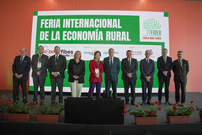Foto de familia tras la celebración de la Feria Internacional de la Economía Rural en Fibes, en Sevilla capital.