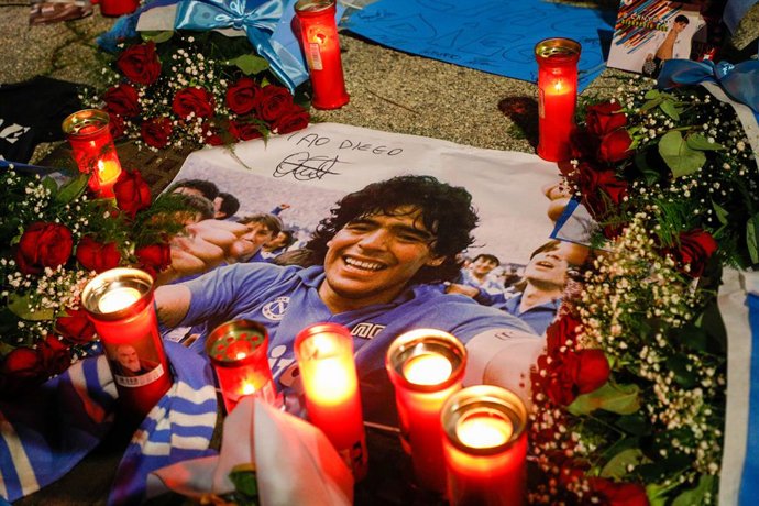 Archivo - Arquivo - 26 de novembro de 2020, Itália, Nápoles: Flores e velas são colocadas em um memorial improvisado dedicado à memória do falecido ídolo do futebol argentino Diego Maradona, do lado de fora do estádio San Paolo. O grande ídolo do futebol 