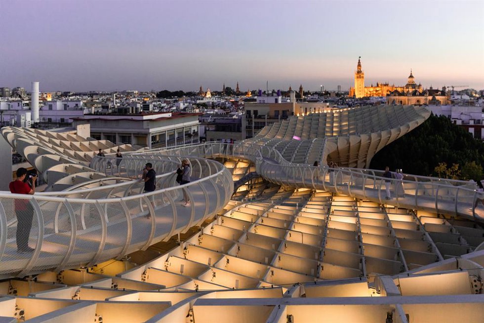 Archivo - Vistas de las Setas de la Encarnación con la Giralda al fondo a 23 de octubre del 2020 en Sevilla (Andalucía).