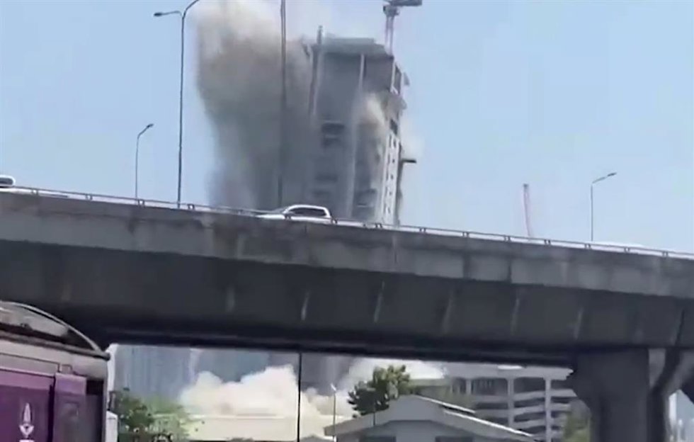 Derrumbe de un rascacielos en Bangkok