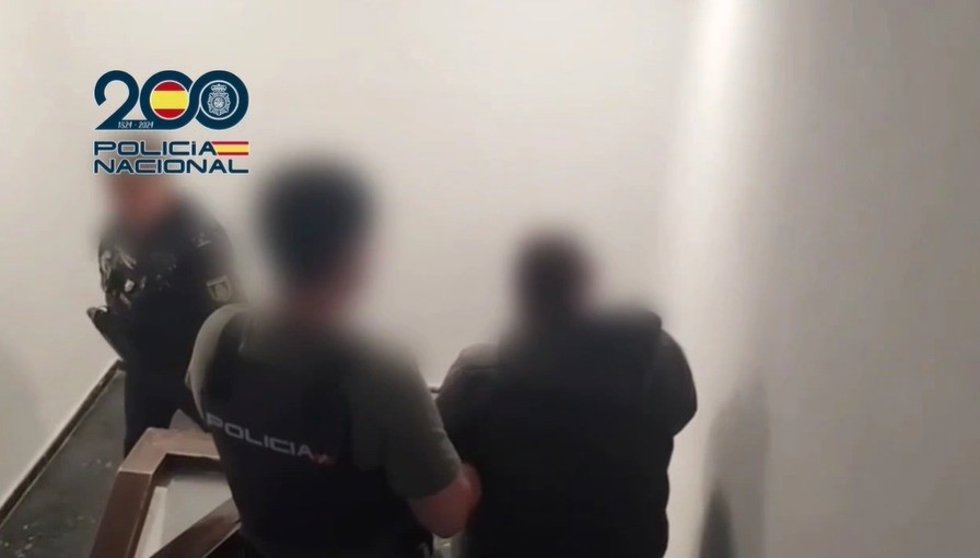 Agentes de la Policía Nacional con el detenido como presunto autor del homicidio en una reyerta en Rota.