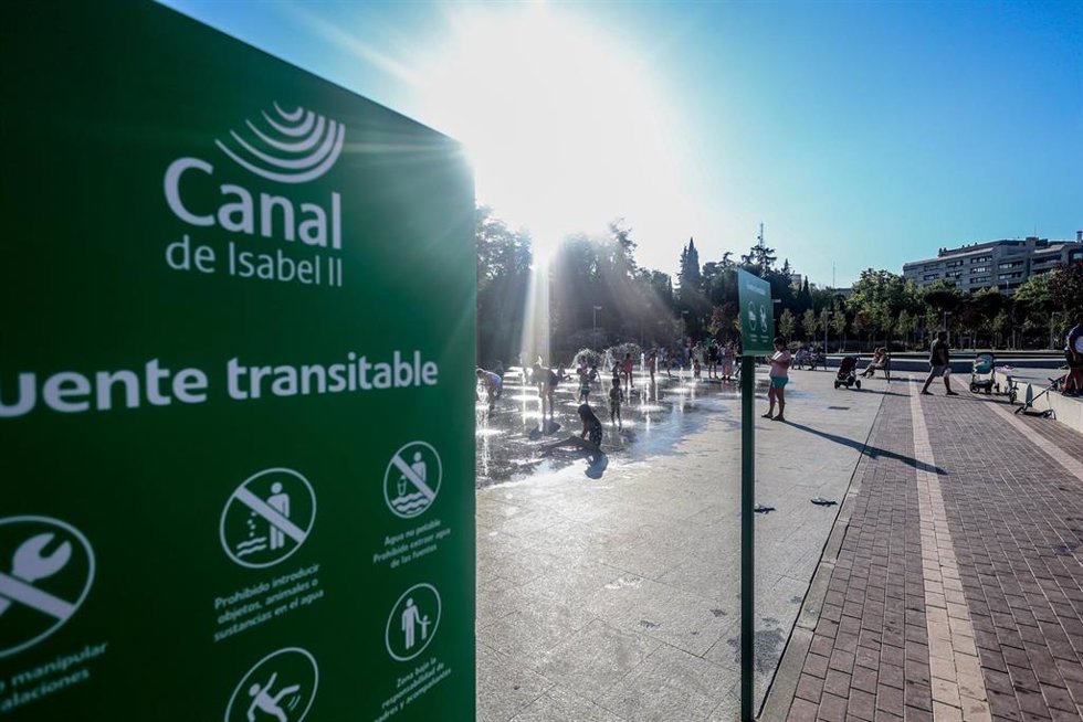 Archivo - Varias personas se refrescan durante la llegada de la primera ola de calor, en el parque del Canal de Isabel II, a 17 de julio de 2024, en Madrid (España).