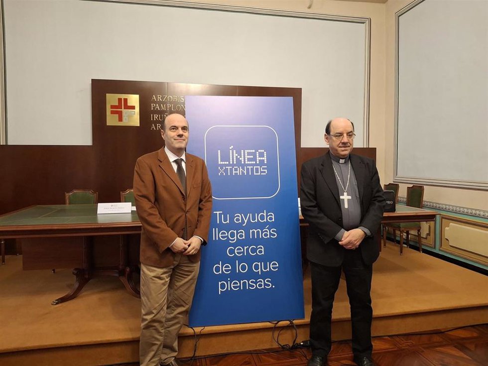 EL ecónomo diocesano, Jorge Irurzun, y el arzobispo de Pamplona, Florencio Roselló, presentan la campaña que anima a marcar la 'X' en favor de la Iglesia en la Declaración de la Renta 2025.