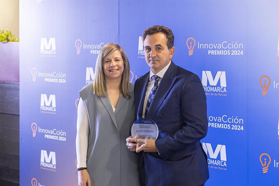 El director general de El Pozo Alimentación, Rafael Fuertes, recibe el galardón de la mano de la directora de Servicio al Cliente de Kantar Worldpanel en Madrid, Ana Machota