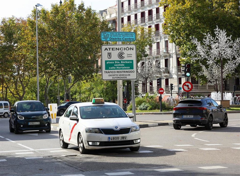 Archivo - Un cartel marca la el Inicio de una Zona de Bajas Emisiones (ZBE)  