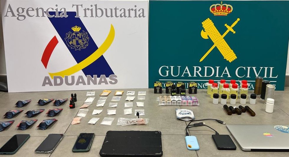 La Guardia Civil detiene a un pasajero en el aeropuerto de Gran Canaria por transportar varios tipos de droga en su equipaje