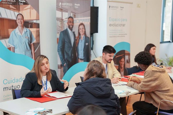 Entrevistas de trabajo a varias personas en el Mes del Empleo de PalmaActiva.