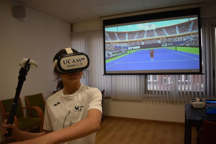 Una joven participa en el proyecto desarrollado por el Real Murcia Club de Tenis 1919 y la UCAM