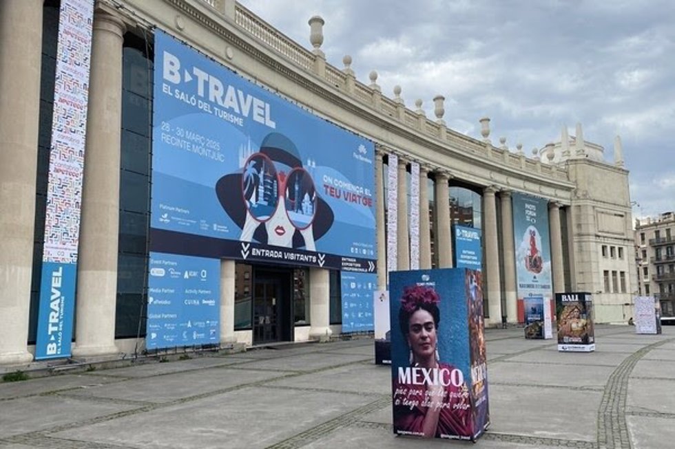 Salón B-Travel.