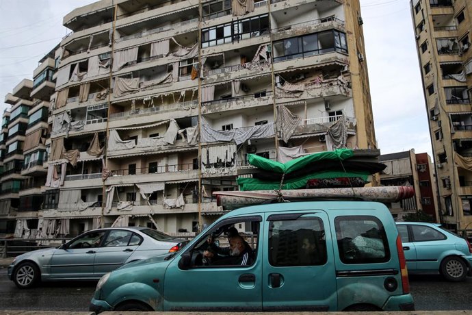 Archivo - Arquivo - Uma família libanesa retorna a Beirute, capital do Líbano, depois que o cessar-fogo entre Israel e o Hezbollah, partido da milícia xiita, entrou em vigor (arquivo).