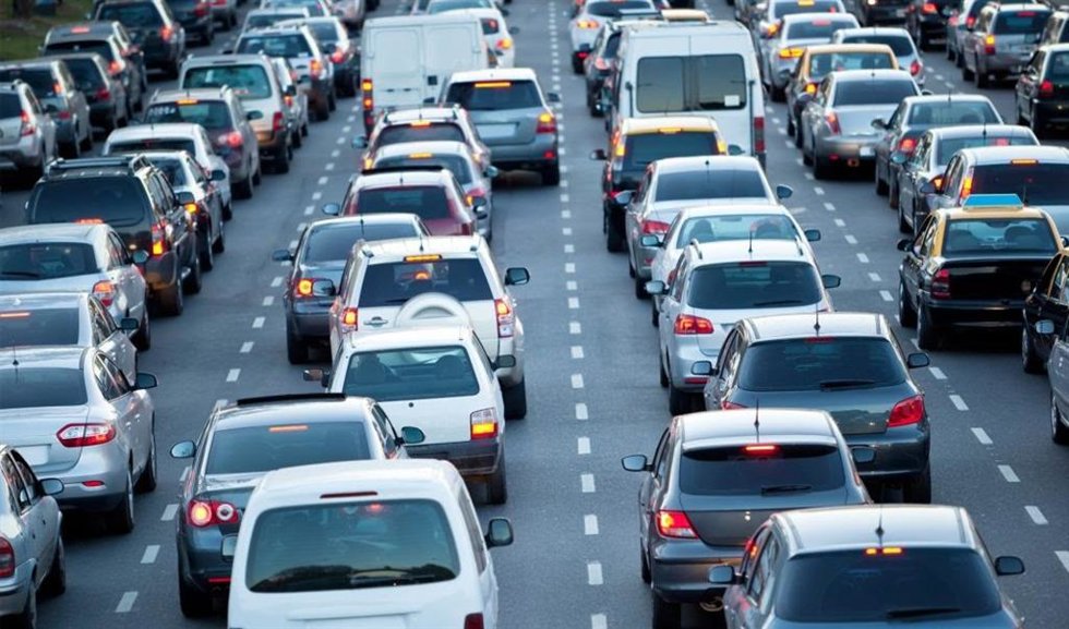 Archivo - Imagen de un atasco en una carretera