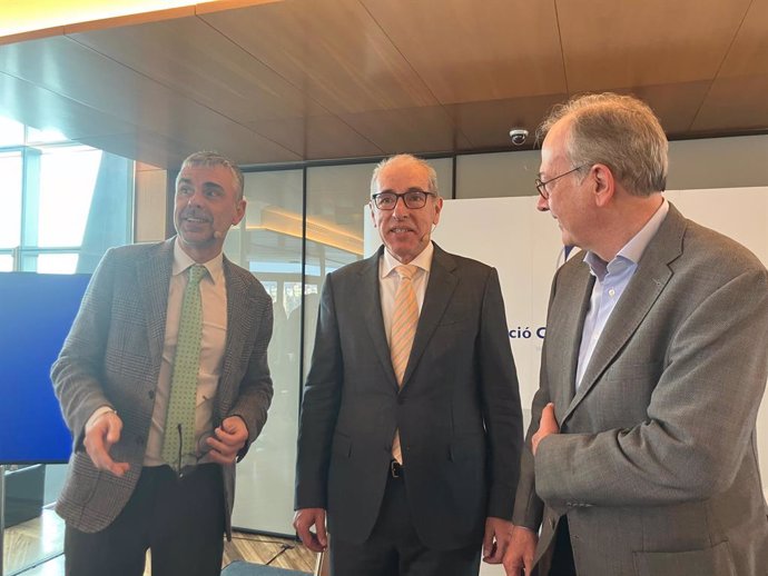 El president del Cercle d'Infraestructures, Santi Vila; el president del Port de Barcelona, José Alberto Carbonell, i el degà del Col·legi d'Enginyers de Camins, Canals i Ports de Catalunya, Pere Calvet