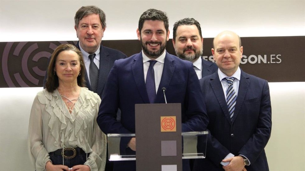 El portavoz de VOX, respaldado por el resto de integrantes de su grupo parlamentario, en la rueda de presenta de este viernes para anunciar un recurso contra el acuerdo plenario del Ayuntamiento de Bezas para derribar la cruz de la Peña de la Cruz.