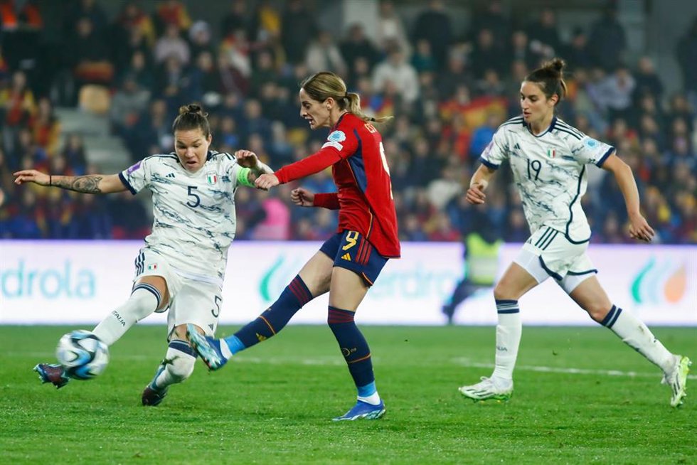 Archivo - Esther González durante un partido con la selección española femenina