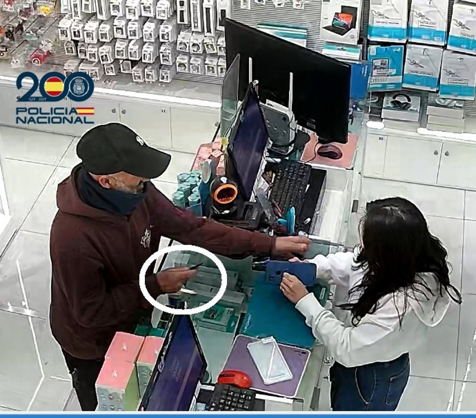 La Policía Nacional detiene a un hombre por amenazar con un cuchillo y robar en dos comercios de la zona comercial de Triana
