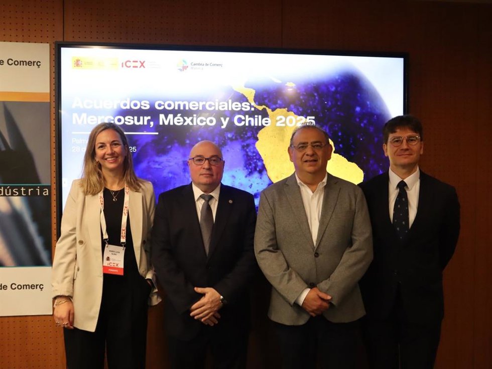 El subdirector general de Política Comercial Multilateral y Unión Europea, Borja García, y el delegado del Gobierno en Baleares, Alfonso Rodríguez, en la jornada 'Acuerdos comerciales: Mercosur, México y Chile 2025'.