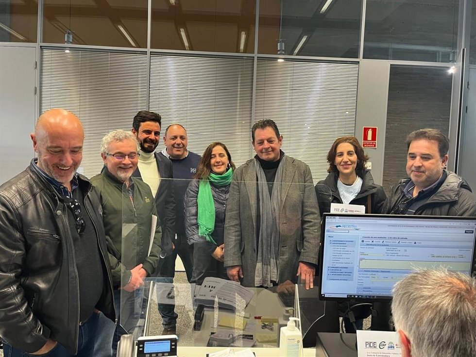 Representantes de los sindicatos docentes registran firmas para reivindicar su homologación sindical con los del resto del país.