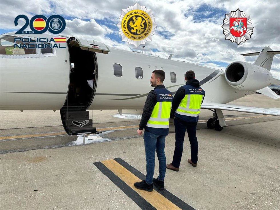 Agentes de la Policía Nacional frente a un avión.