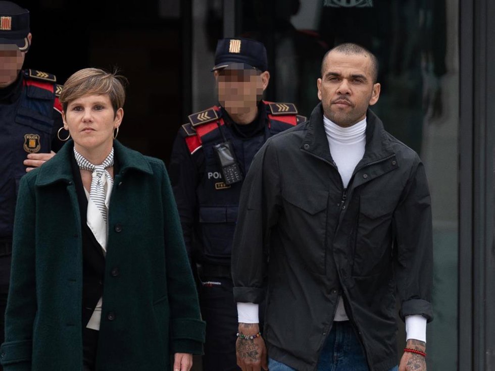 Archivo - La abogada de Dani Alves, Inés Guardiola (2i), y el exfutbolista Dani Alves (1d) a su salida de la cárcel de Can Brians, en una imagen de archivo