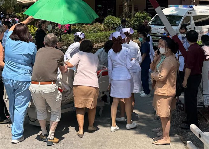 Imagen de archivo de varias personas traslando a un herido en Bangkok tras el terremoto en Birmania, que ha sacudido tambi茅n Tailandia y China.