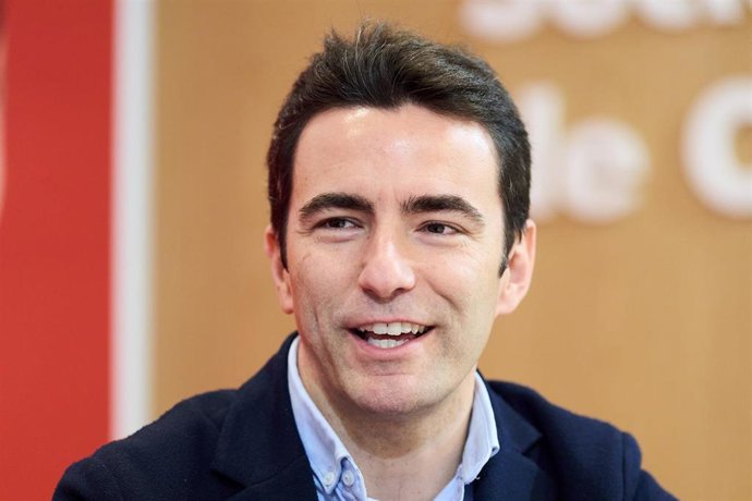 Archivo - El secretario general del PSOE de Cantabria, Pedro Casares, durante una entrevista para Europa Press, en la sede del PSOE de Cantabria, a 21 de febrero de 2025, en Santander, Cantabria (España). 