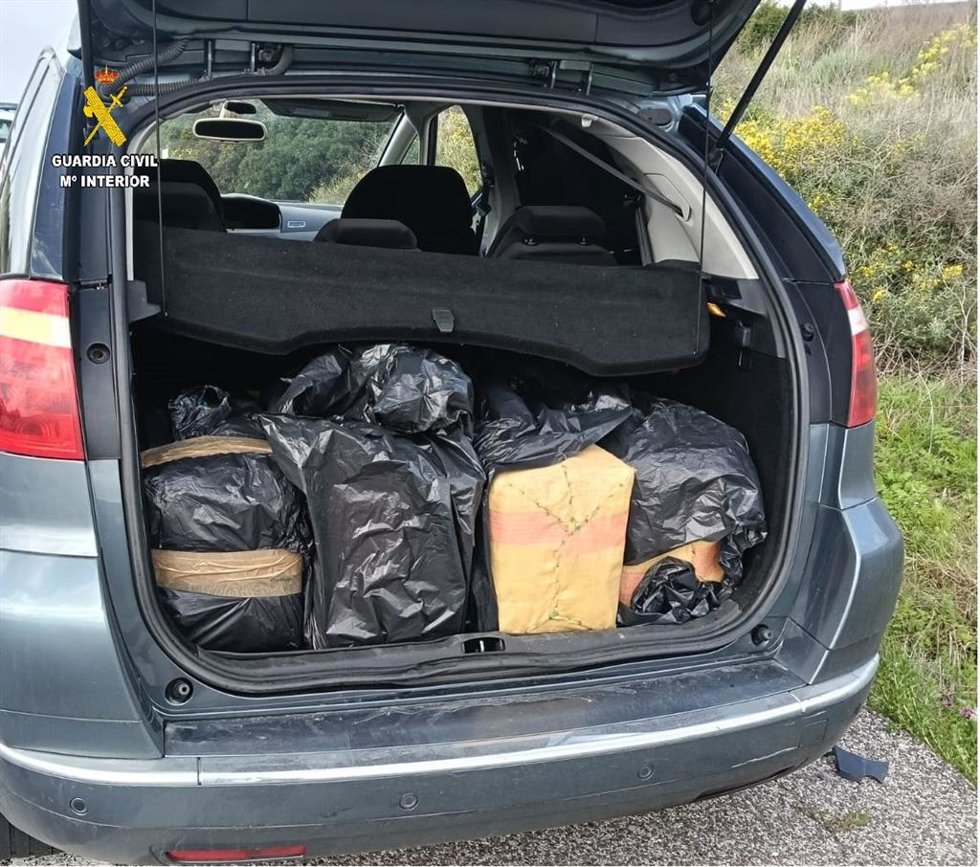 Droga intervenio enun vehículo en la carretera A-383 entre San Roque y La Línea.