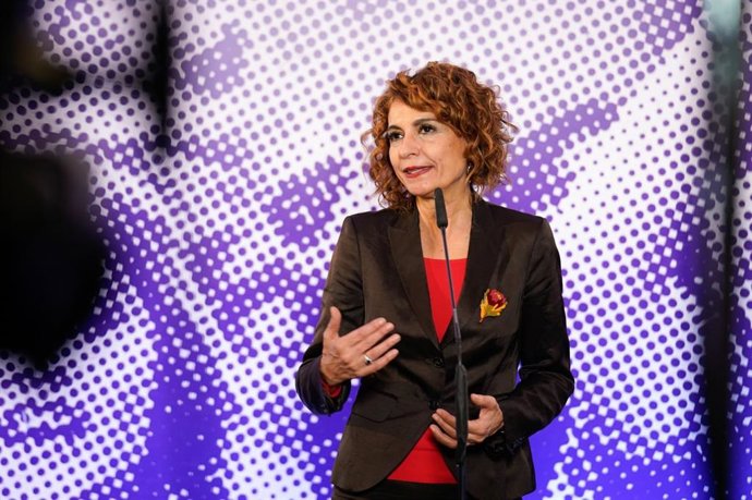 La vicepresidenta primera del Gobierno y ministra de Hacienda, María Jesús Montero, atiende a los medios en Granada antes de presidir el homenaje a las conquistas de igualdad de los 50 años de 'España en libertad'.