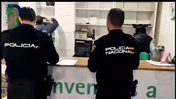 Imagen de la operación policial de inspección de talleres mecánicos.