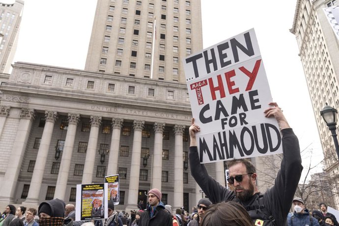 12 de março de 2025, Nova York, Nova York, Estados Unidos: Centenas de apoiadores de Mahmoud Khalil se reúnem na Foley Square, em Nova York. Mahmoud Khalil, residente legal dos Estados Unidos como portador de Green Card e formado pela Universidade de Colu