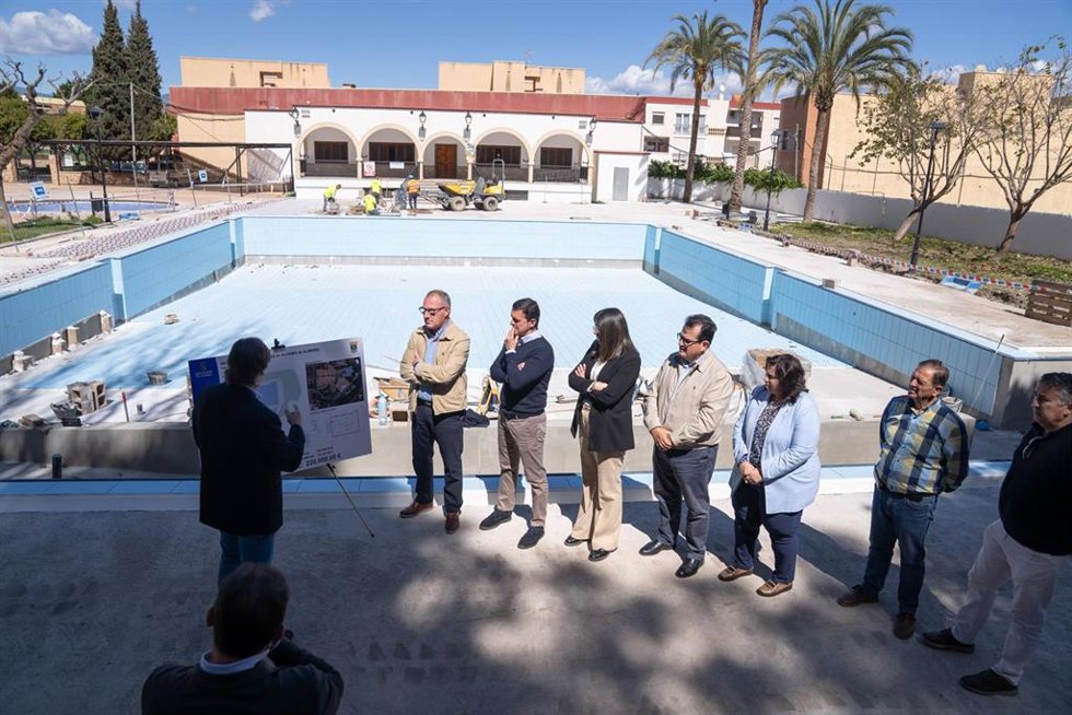 Autoridades visitan el complejo de la piscina municipal de Alhama de Almería (Almería).
