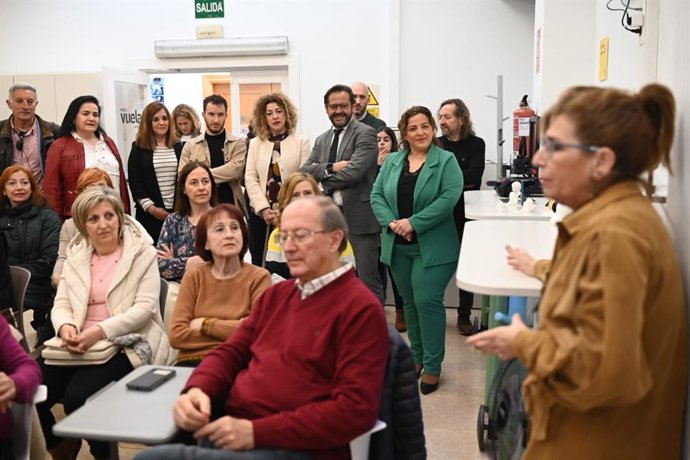 El delegado de la Junta en Granada, Antonio Granados, visita el Punto Vuela de La Zubia.
