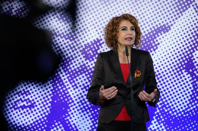 La vicepresidenta primera del Gobierno y ministra de Hacienda, María Jesús Montero, atiende a los medios en Granada.