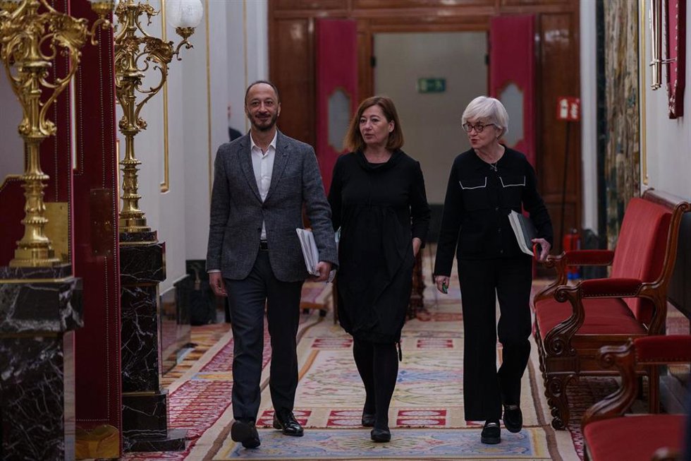 (I-D) El vicepresidente primero de la Mesa del Congreso, Alfonso Rodríguez Gómez de Celis; la presidenta del Congreso, Francina Armengol y la secretaria segunda de la Mesa del Congreso, Isaura Leal, a su llegada a una reunión de la Mesa del Congreso de 