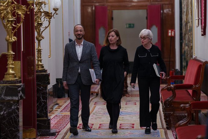 (E-D) O primeiro vice-presidente da Mesa do Congresso, Alfonso Rodríguez Gómez de Celis; a presidente do Congresso, Francina Armengol, e a segunda secretária da Mesa do Congresso, Isaura Leal, em sua chegada a uma reunião da Mesa do Congresso da União Eur