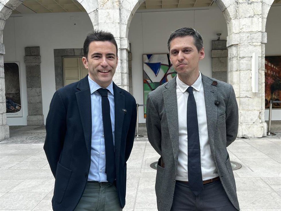 El secretario general del PSOE de Cantabria, Pedro Casares, y el nuevo portavoz parlamentario socialista, Mario Iglesias