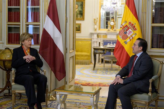 El ministro de Asuntos Exteriores, Unión Europea y Cooperación, José Manuel Albares, y su homóloga de Letonia, Baiba Braze, durante su reunión en Madrid