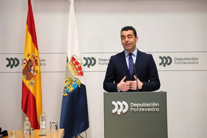 El presidente de la Diputación de Pontevedra, Luis López, en rueda de prensa.