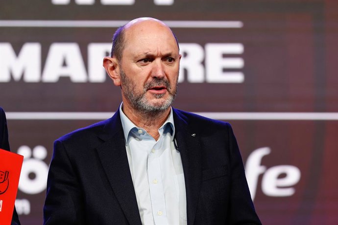 Archivo - Rafael Louzan, presidente da RFEF (Real Federação Espanhola de Futebol), gesticula durante o sorteio da Copa do Rei na Ciudad del Futbol em 12 de fevereiro de 2025 em Madri, Espanha.