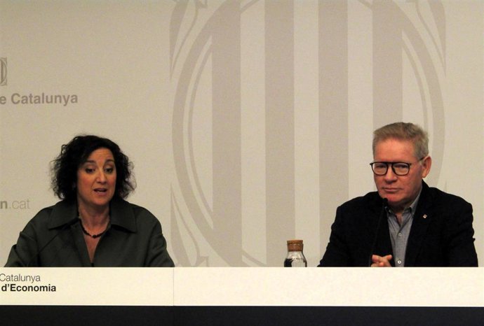 La consellera de Economía y Finanzas, Alícia Romero, en rueda de prensa junto al secretario general del departamento, Juli Fernández