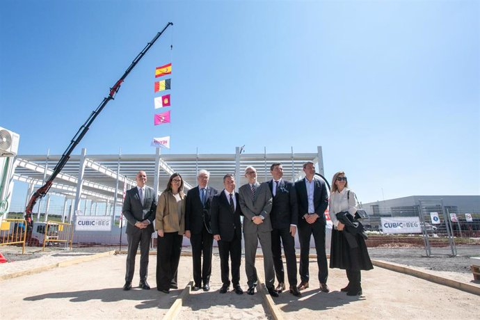 El presidente de Castilla-La Mancha, Emiliano García-Page, asiste en Illescas a la ceremonia oficial de ‘puesta de bandera’ en la nave Delta 21 de la empresa Heylen Warehouses.