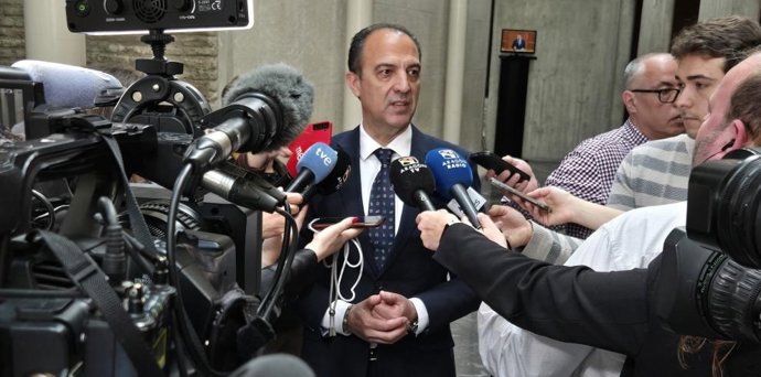 El consejero de Sanidad del Gobierno de Aragón, José Luis Bancalero, atiende a los medios en los pasillos de las Cortes de Aragón para valorar el preacuerdo con Cemsatse.