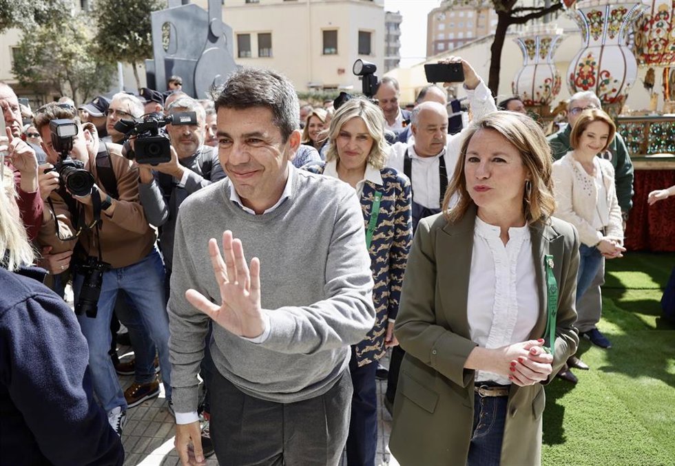 El presidente de la Generalitat valenciana, Carlos Mazón (i), asiste a las fiestas de la Magdalena, a 27 de marzo de 2025, en Castellón