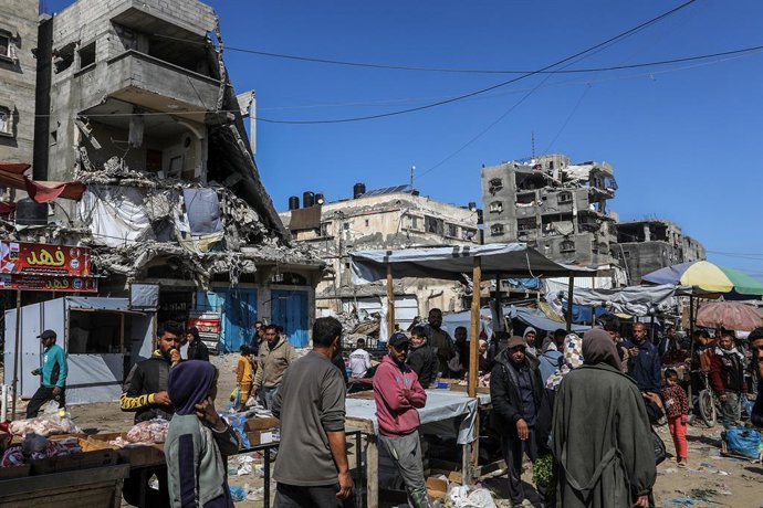 Palestinos em um mercado ao ar livre na cidade de Khan Younis, no sul da Faixa de Gaza, como parte do cessar-fogo entre Israel e o Hamas após a ofensiva israelense contra o enclave depois dos ataques de 7 de outubro de 2023 (arquivo).