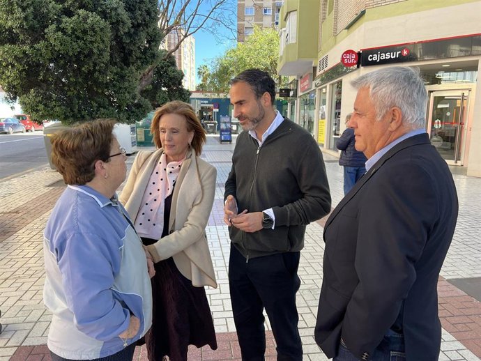 El portavoz socialista en el Ayuntamiento de Málaga, Daniel Pérez, la viceportavoz del grupo, Begoña Medina, y el concejal Salvador Trujillo en el barrio de Huelin