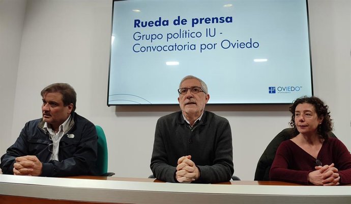 Los miembros del Grupo Municipal de IU-Convocatoria por Oviedo, Alejandro Suárez, Gaspar Llamazares y Cristina Pontón.