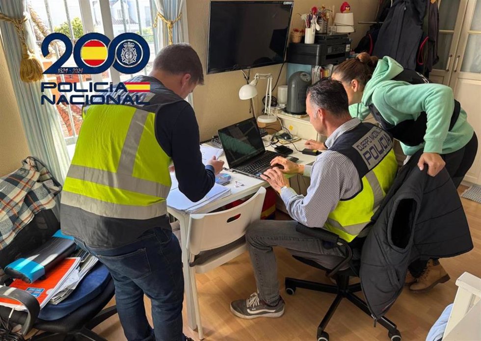 Agentes de la Policía Nacional en el registro de una vivienda