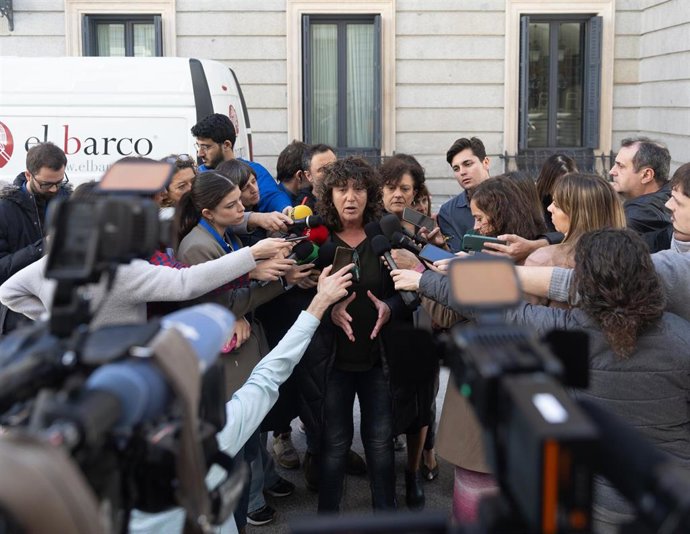 Archivo - La portavoz adjunta de ERC, Teresa Jordà, hacendo declaraciones a un grupo de periodistas en el Congreso 