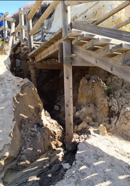 Parte del acceso peatonal a la playa de Cuesta Maneli.