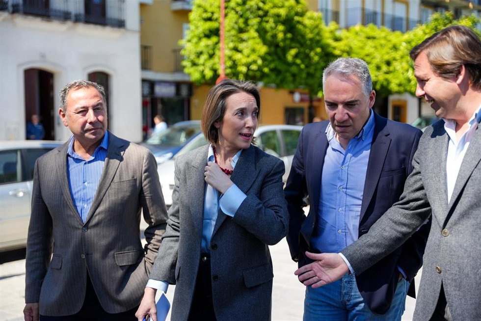 La secretaria general del PP, Cuca Gamarra, pasea por Sevilla junto al presidente del PP de Sevilla, Ricardo Sánchez; el vicesecretario de Coordinación Autonómica y Local del PP, Elías Bendodo, y el secretario general del PP-A, Antonio Repullo.