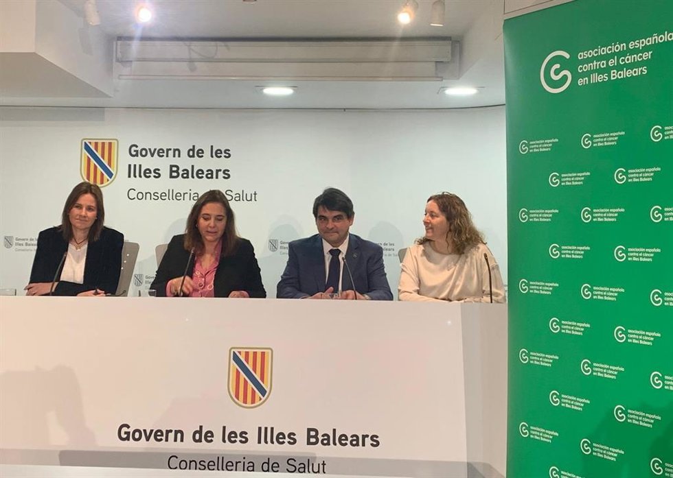 La consellera de Salud, Manuela García, y el presidente de la AECC en Baleares, José Reyes, en la firma del convenio